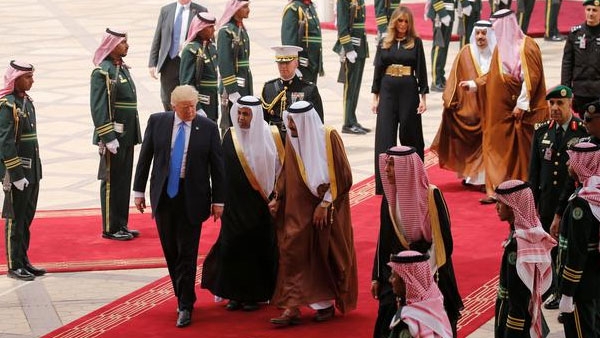 ترامب يصل إلى العاصمة السعودية في مستهل أول جولة خارجية