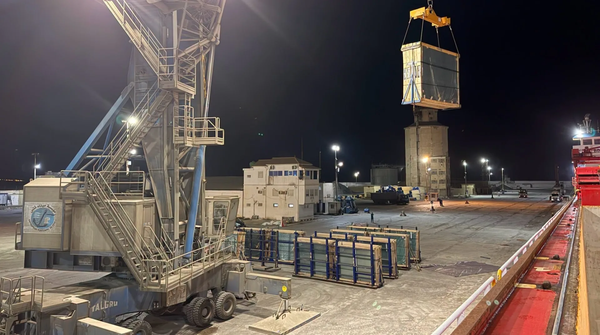 ميناء تنس يصدر شحنتين من الإسمنت والزجاج نحو أوروبا