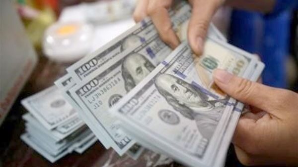الدولار يهبط بعد فشل قانون ترمب للرعاية الصحية